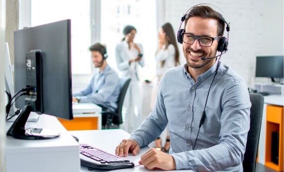 man support to customer on the phone